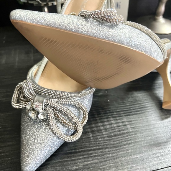 Woman’s Lap Up Silver Akira Heels - Picture 2 of 4